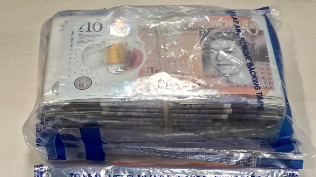 MPSHammFul's tweet photo. Gang Unit Officers have arrested two males for Possession With Intent to Supply Class A & B Drugs in the @MPSParsonsGreen area after they were seen to make an exchange. Further searches have recovered £10k in cash and high value jewellery
#Spacefor2
#BestAWTeam
#GangsUnit https://t.co/FhH6qmYqjH