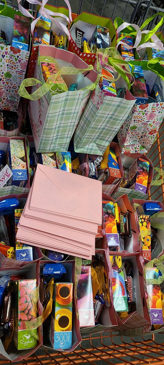 Maranda0808's tweet photo. Mother's Day goody bags and cards for all the mommas at work. #MothersDay #Moms #momlife #motherday2020 Just something small to show we care because without them we would be lost. 💗💗 @rfriedlieb @TimSirdevanHD @AmandaKincadeSE @derekfleming https://t.co/6ehKHULalH