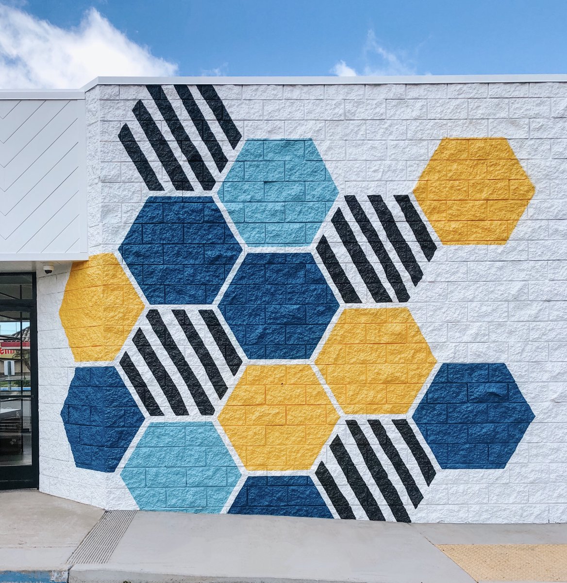 We did it for the 'gram 🤳Introducing our newly finished Better Buzz Miramar mural AKA the perfect backdrop for future coffee photoshoots 🐝☕