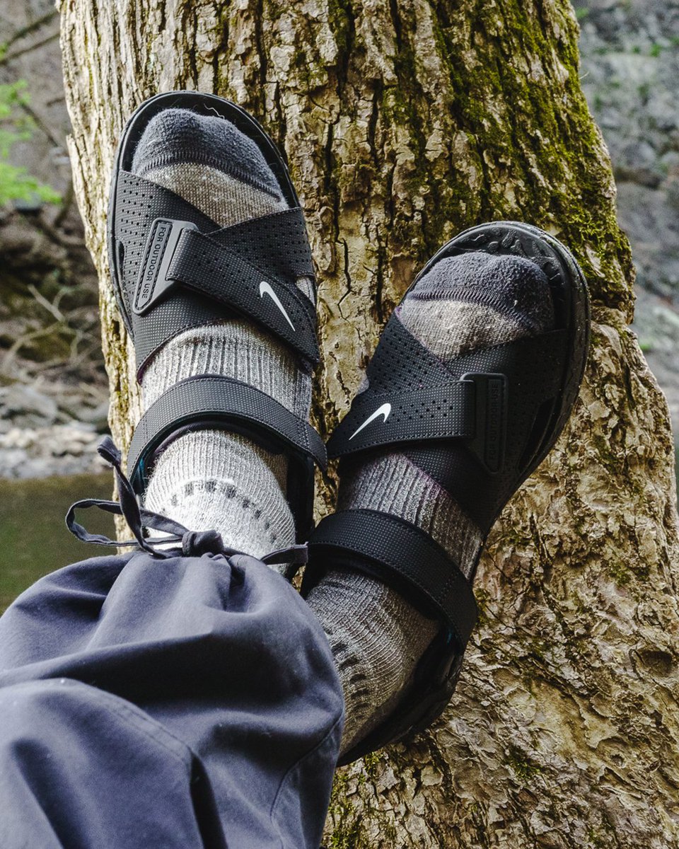 nike air deschutz on feet