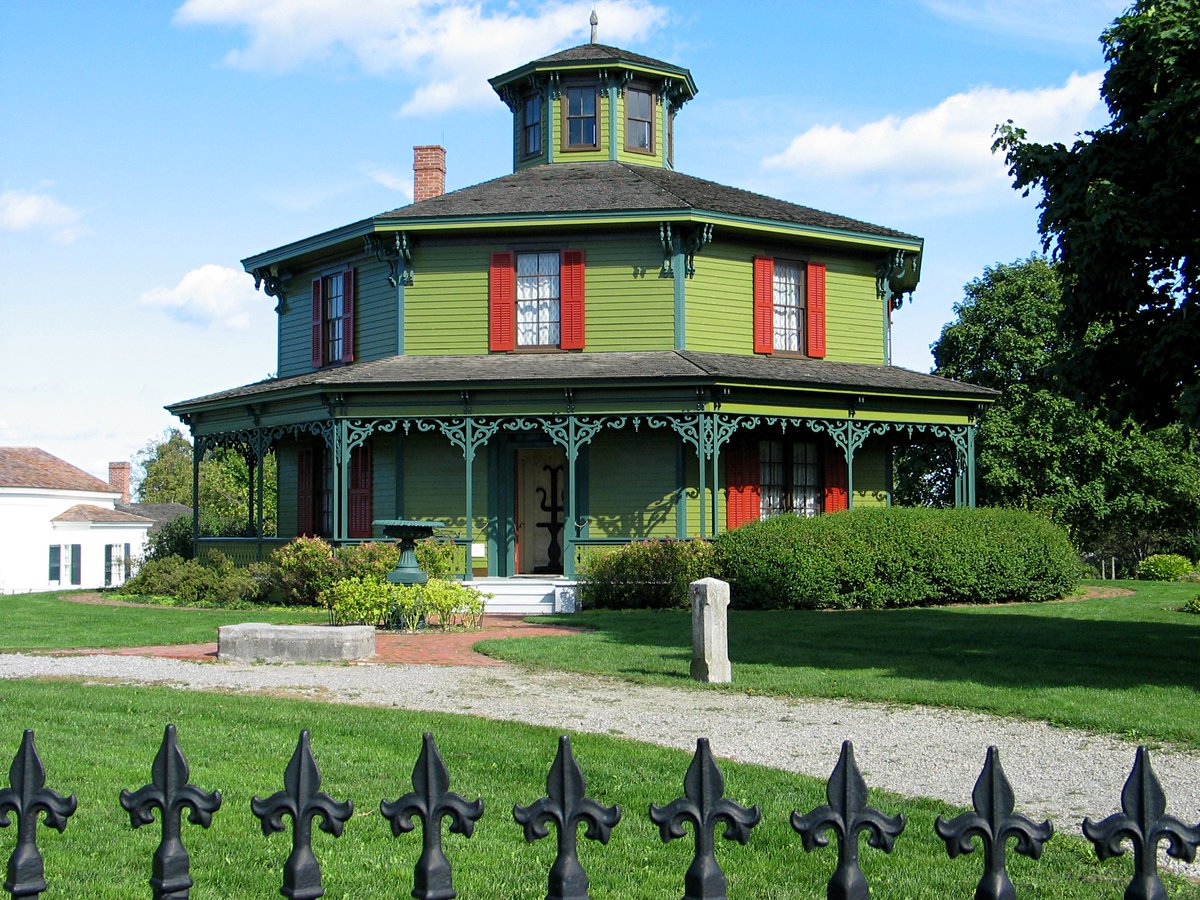 We're all in pieces over our newest #museumgames offering: a Hyde House jigsaw puzzle! Give it a try for yourself: jigsawplanet.com/?rc=play&pid=1… #puzzles #jigsawpuzzle #gcvm