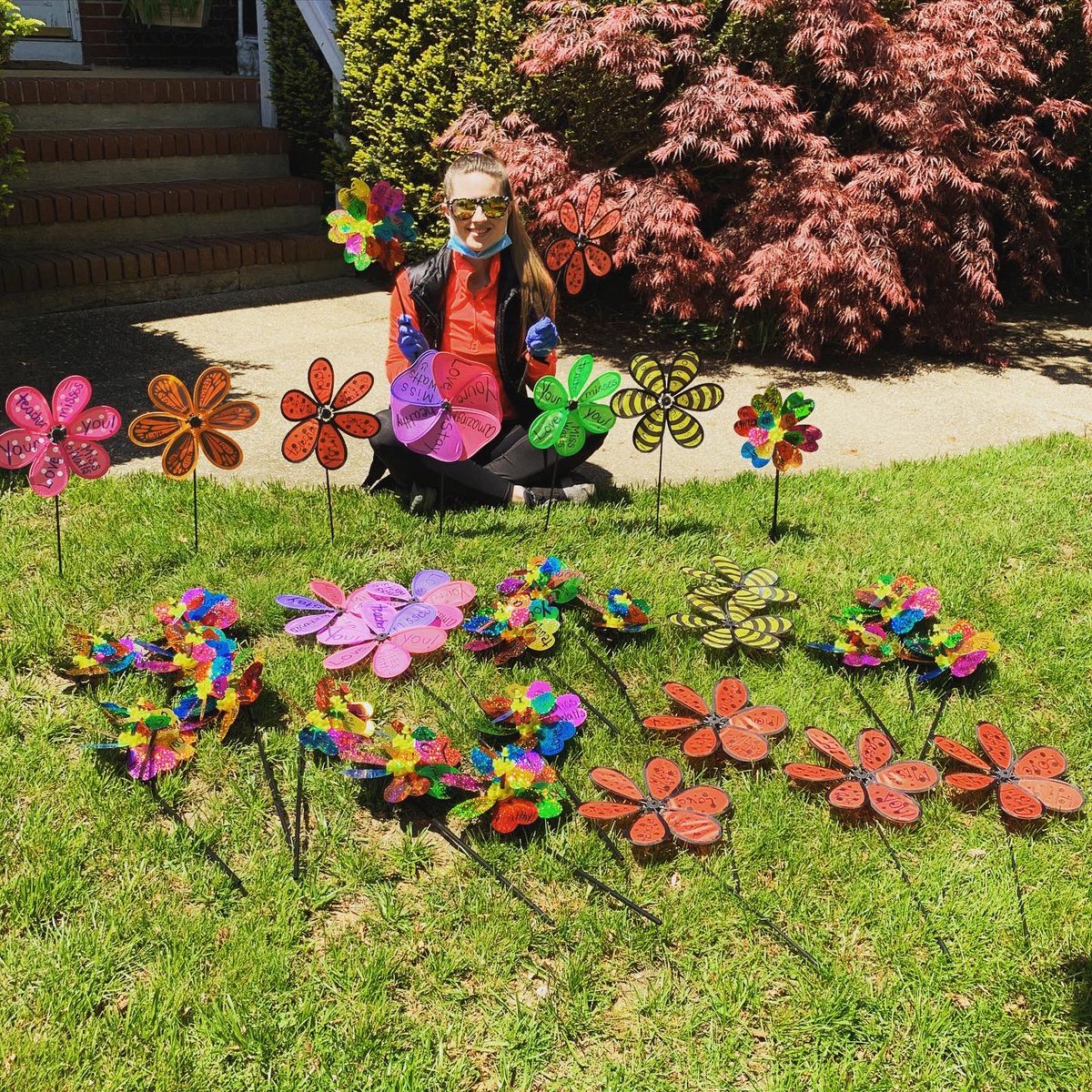 Watts_NMES's tweet photo. Check out more pictures of my wonderful past and present students with their pinwheels! @SBS_Tigers @jessiwak @RAnsellMUEdD #PinwheelProject 💚💝 https://t.co/uokuJfrj3U
