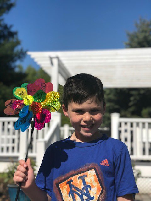 Watts_NMES's tweet photo. Check out more pictures of my wonderful past and present students with their pinwheels! @SBS_Tigers @jessiwak @RAnsellMUEdD #PinwheelProject 💚💝 https://t.co/uokuJfrj3U