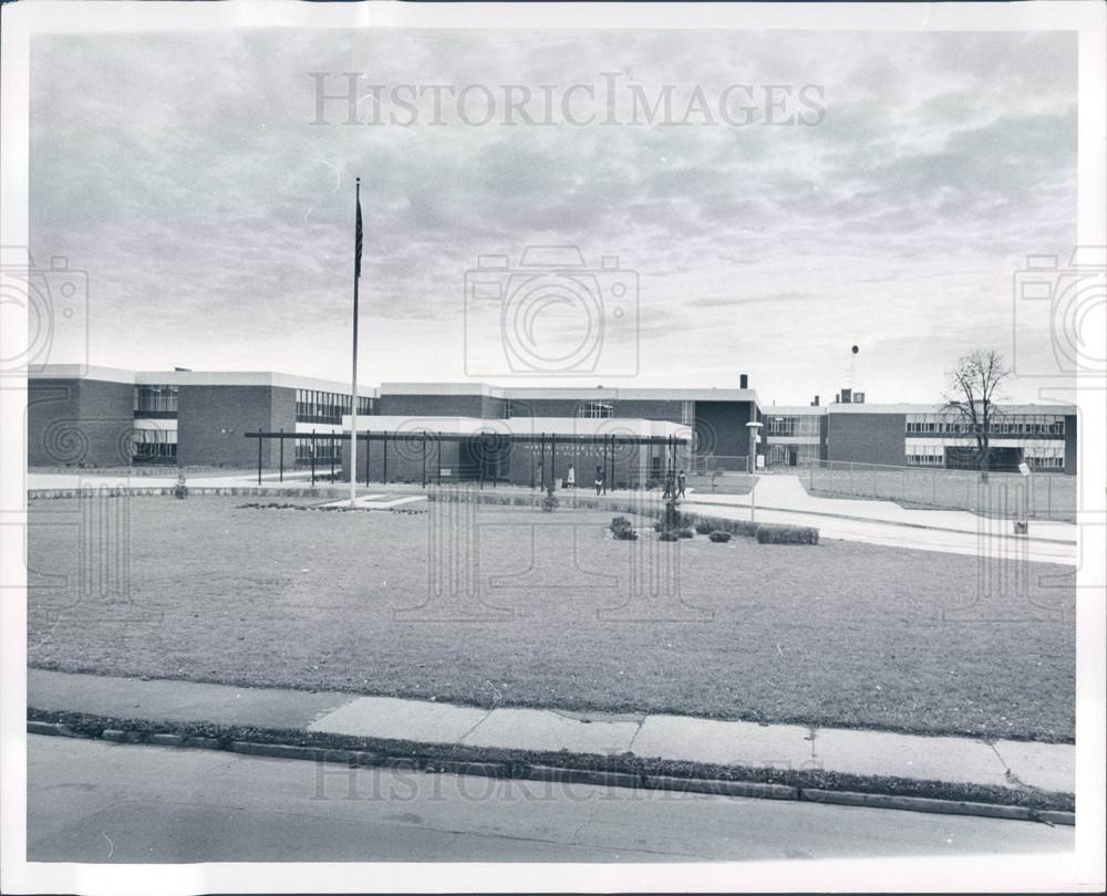 HistoryLivesDet's tweet photo. On this day in 1968:
In reaction to petitions from students, faculty and neighborhood residents, @Detroitk12 Board of Education officially renames Eastern High School. It is now known as Martin Luther King Jr. https://t.co/nZs9Dwi1xT