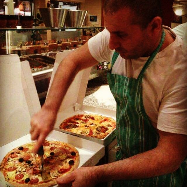 PizzaCalzoneUK's tweet photo. Collection &amp; delivery available phone orders only 01295 703073-703074
Delivery within 5 mile radius
£5 delivery charge
Limited opening hours
Monday - Friday 5pm-11.30pm
Saturday - Sunday 12pm-11.30pm

#Pizzacalzone #Calzone #pizzacalzoneuk #italianfood #pizza#banbury#bestfood https://t.co/uPmXagJGTu