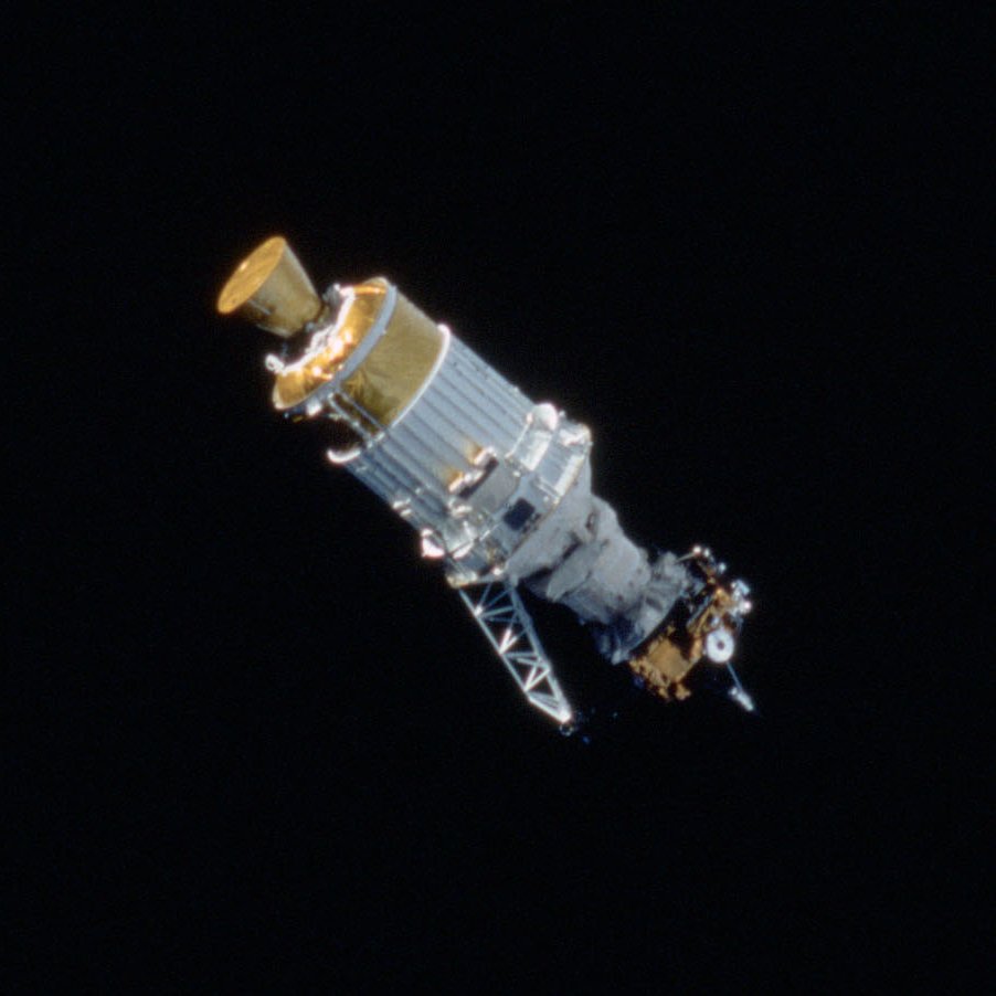 SpaceAboveUs's tweet photo. Ulysses is about to set out on a journey unlike any other spacecraft, but only if Discovery can get off the launchpad for STS-41! Columbia and Atlantis were forced to roll back to the VAB, let's see if OV-103 can get it done! #STS41 1/5 https://t.co/RcC7IGeoSb