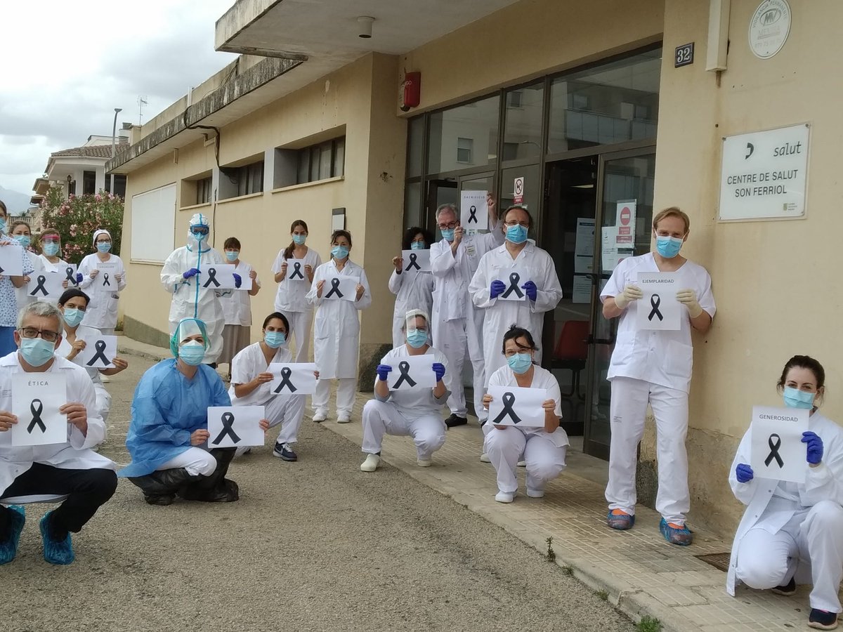 Nuestro corazón con las familias de los compañeros que ya no están.  
#HomenajeSanitario  <a href="/apmallorca/">Gerència d'Atenció Primària de Mallorca</a>
