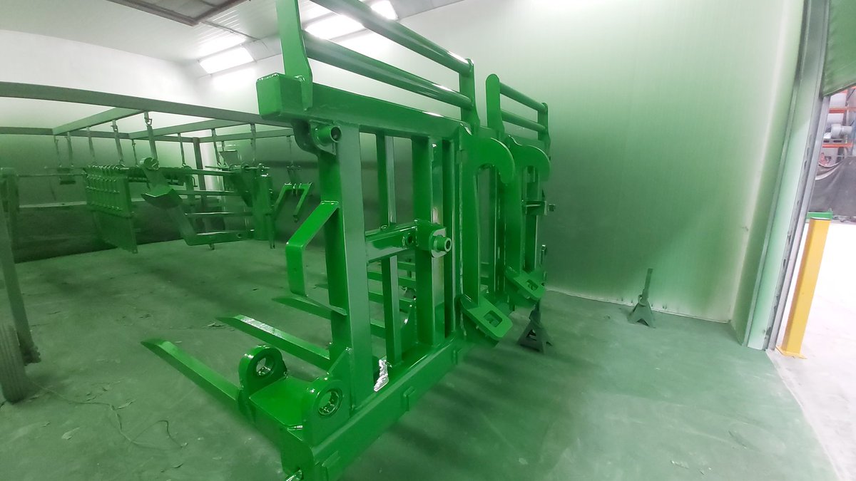 samcosystem's tweet photo. A freshly painted 14 foot folding #SamcoFork designed for a Caterpillar loader for a customer in Belgium. #silage20 https://t.co/VZMf8tsusP