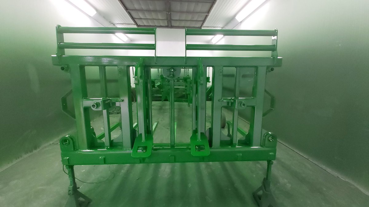 samcosystem's tweet photo. A freshly painted 14 foot folding #SamcoFork designed for a Caterpillar loader for a customer in Belgium. #silage20 https://t.co/VZMf8tsusP