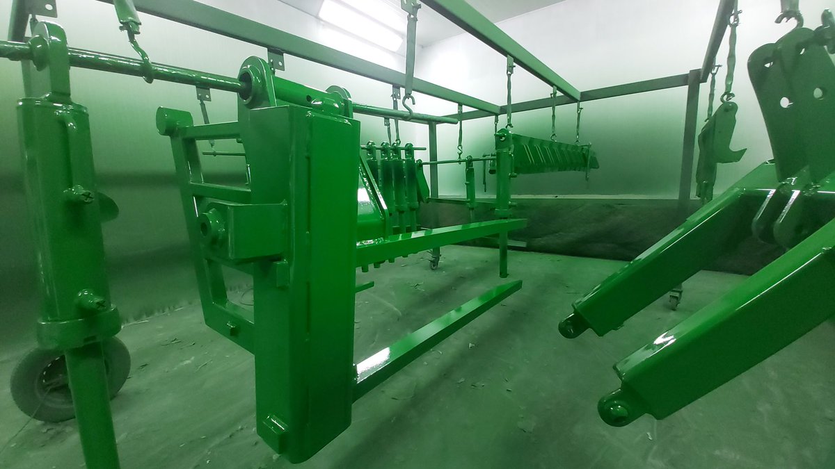 samcosystem's tweet photo. A freshly painted 14 foot folding #SamcoFork designed for a Caterpillar loader for a customer in Belgium. #silage20 https://t.co/VZMf8tsusP