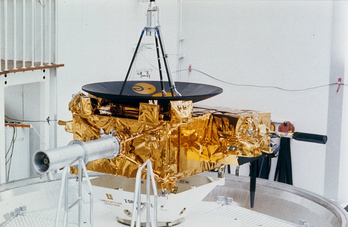 SpaceAboveUs's tweet photo. Ulysses is about to set out on a journey unlike any other spacecraft, but only if Discovery can get off the launchpad for STS-41! Columbia and Atlantis were forced to roll back to the VAB, let's see if OV-103 can get it done! #STS41 1/5 https://t.co/RcC7IGeoSb