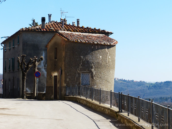 Prata in Maremma was a dark dank medieval backwater that bred men and women of a fighting spirit that drove the City of Siena into a rage. Getting there will test your stomach!
maremmaguide.com/prata-in-marem…