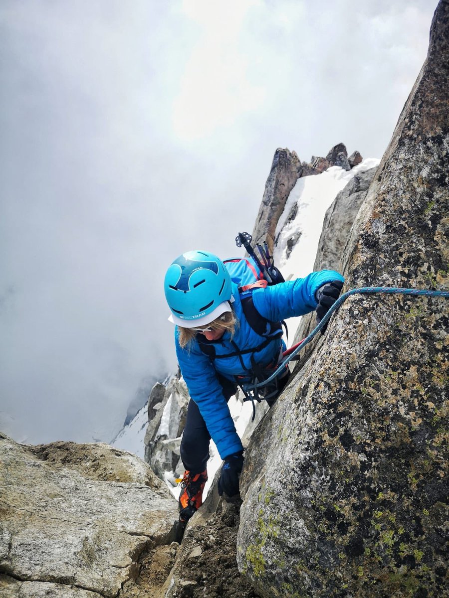 loramen's tweet photo. Desnudarse en la montaña.
Simon Eliasek aipatzen du ohitura daukala mendian biluztuz beldurrak uxatzeko. Nik sentsazioa daukat mendian beti biluzten naizela, hain zuzen ere, mendian etengabe egin behar diedalako aurre beldurrei.
#lasventajasdeserantipatico #alpeak #montblanc https://t.co/456NsuzBll