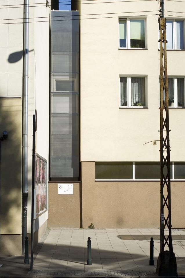 AXL_BELFORT's tweet photo. La casa, que se encuentra en Polonia, tiene aproximadamente 1.33 metros de ancho, y 3 niveles utilizables. Se encuentra entre dos edificios que habrían dejado una separación entre ellos y que fue aprovechada a su máxima expresión. https://t.co/HJnQHIbnIE
