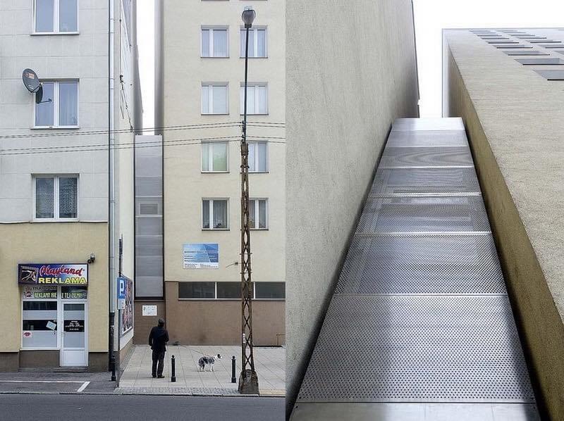 AXL_BELFORT's tweet photo. La casa, que se encuentra en Polonia, tiene aproximadamente 1.33 metros de ancho, y 3 niveles utilizables. Se encuentra entre dos edificios que habrían dejado una separación entre ellos y que fue aprovechada a su máxima expresión. https://t.co/HJnQHIbnIE