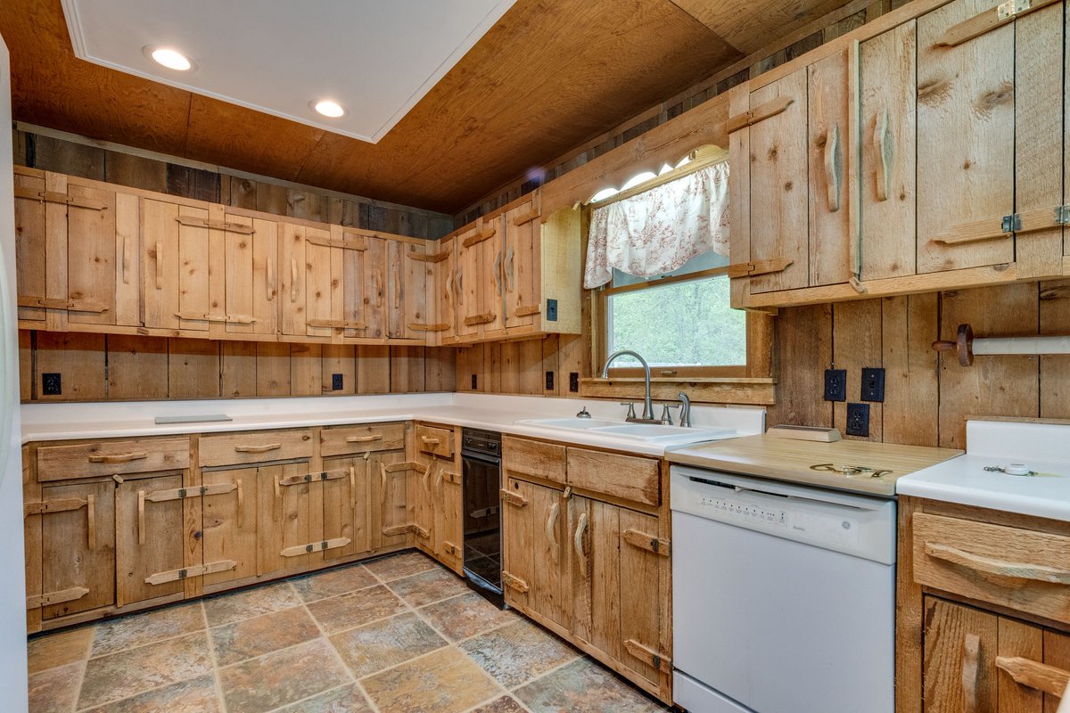 NEW LISTING!!!
637 Lost Creek Road Lynchburg, TN
$369,000
4BR 3 BA 3613 sqft
Unique log home on Tims Ford Lake. Fish off your private dock. Minutes from Tims Ford State Park, Tims Ford Marina, Jack Daniels Distillery &amp; downtown Lynchburg. A must see!