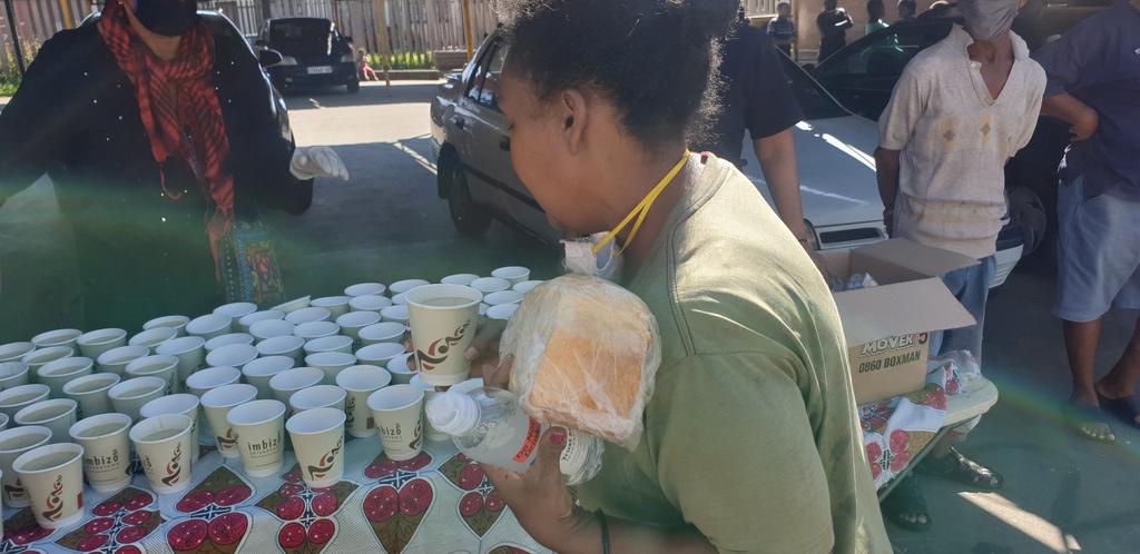 HopeSAfoundatio's tweet photo. Yesterdays food distribution was in Actonville and Nigel to over 600 people. Thanks to Hopesa
200 Masks and sanitizers distributed thanks to #trustBlu
#feedinghope #fooddrive #SouthAfrica #LockdownSA https://t.co/9FoZuSLek8