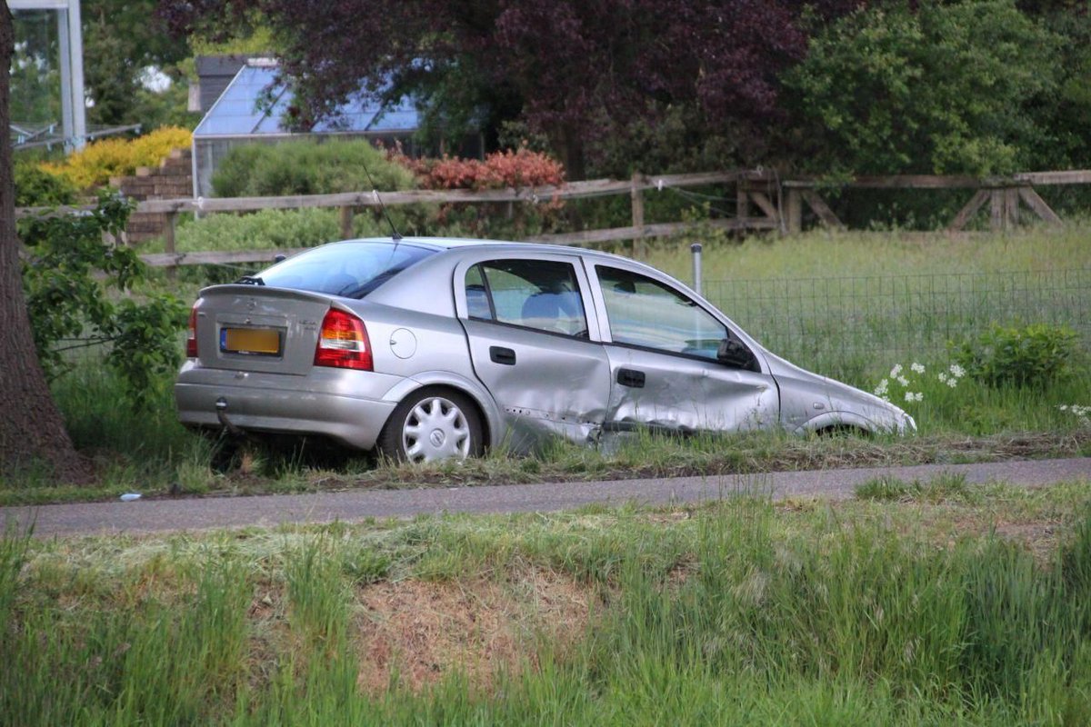 Auto in de sloot bij aanrijding in Wierden .