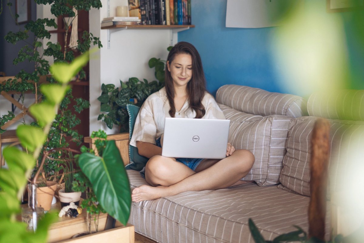 diycore's tweet image. Tô aqui bem confi no sofázinho fazendo vários projetos e aproveitando o meu Inspiron 13 7000 da @DellnoBrasil, que possui armazenamento SSD, o que faz com ele ligue bem rapidinho e processe muito mais rápido - perfeito pra tudo que a gente faz por aqui! 🥰 #InteBrasil #publi