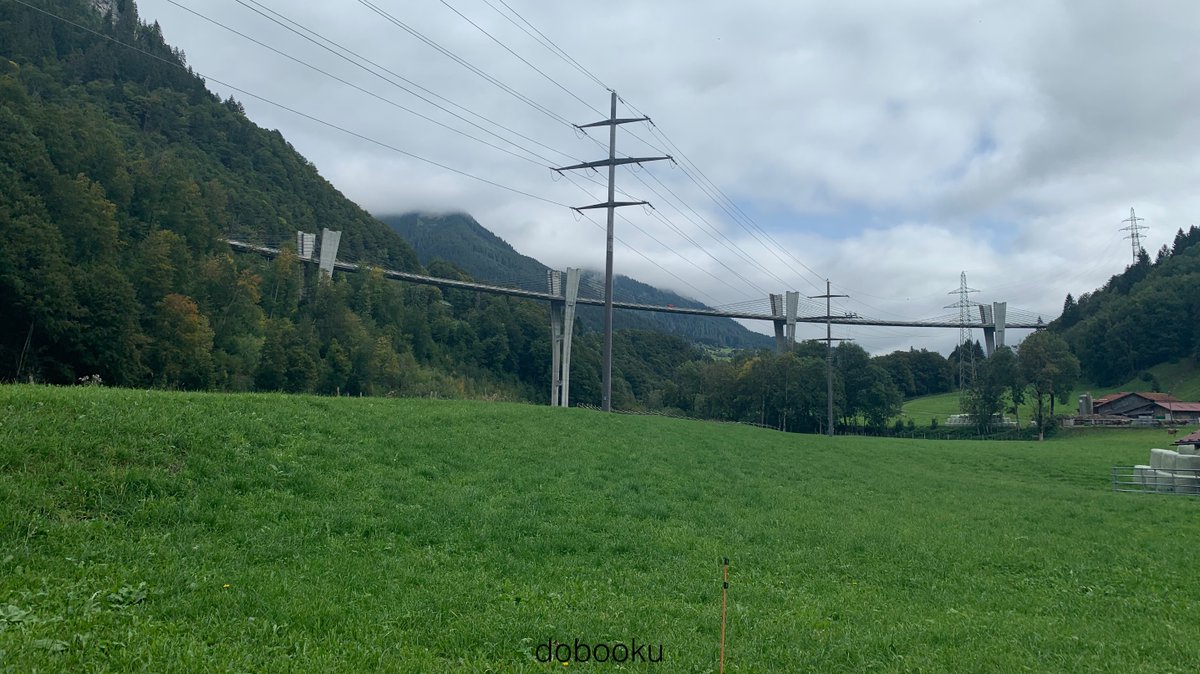 El #SunnibergBrücke es un puente extradosado de carretera construido en 1998 en Klosters-Serneus, cantón suizo de los Grisones. Está a sólo 24 Km del #Puente de Salginatobel. Había otras maneras de cruzar el valle, #ChristianMenn diseñó esta ¿Qué opinas?
