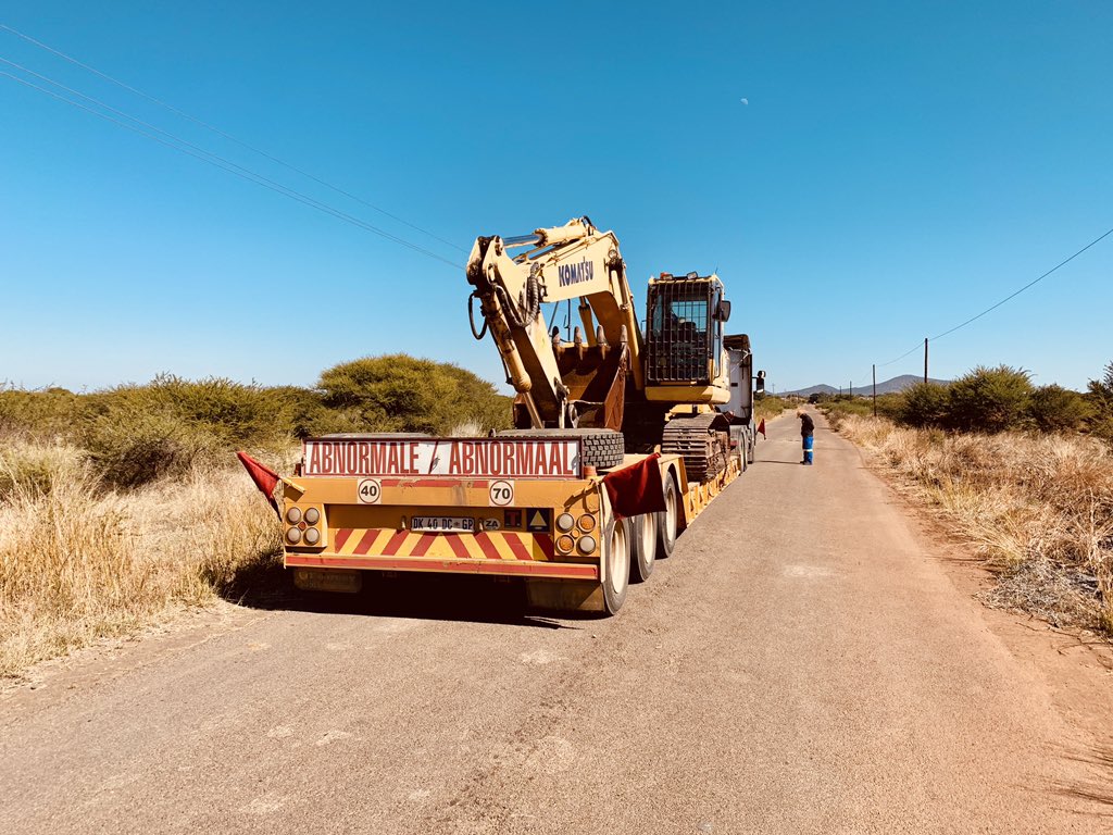 Here comes the kit. 20t Komatsu excavator to start stripping top soil (arcadian cotton soils in this area) and open up first outcrop. She is small but the engine still purs. More kit to come over the week end.