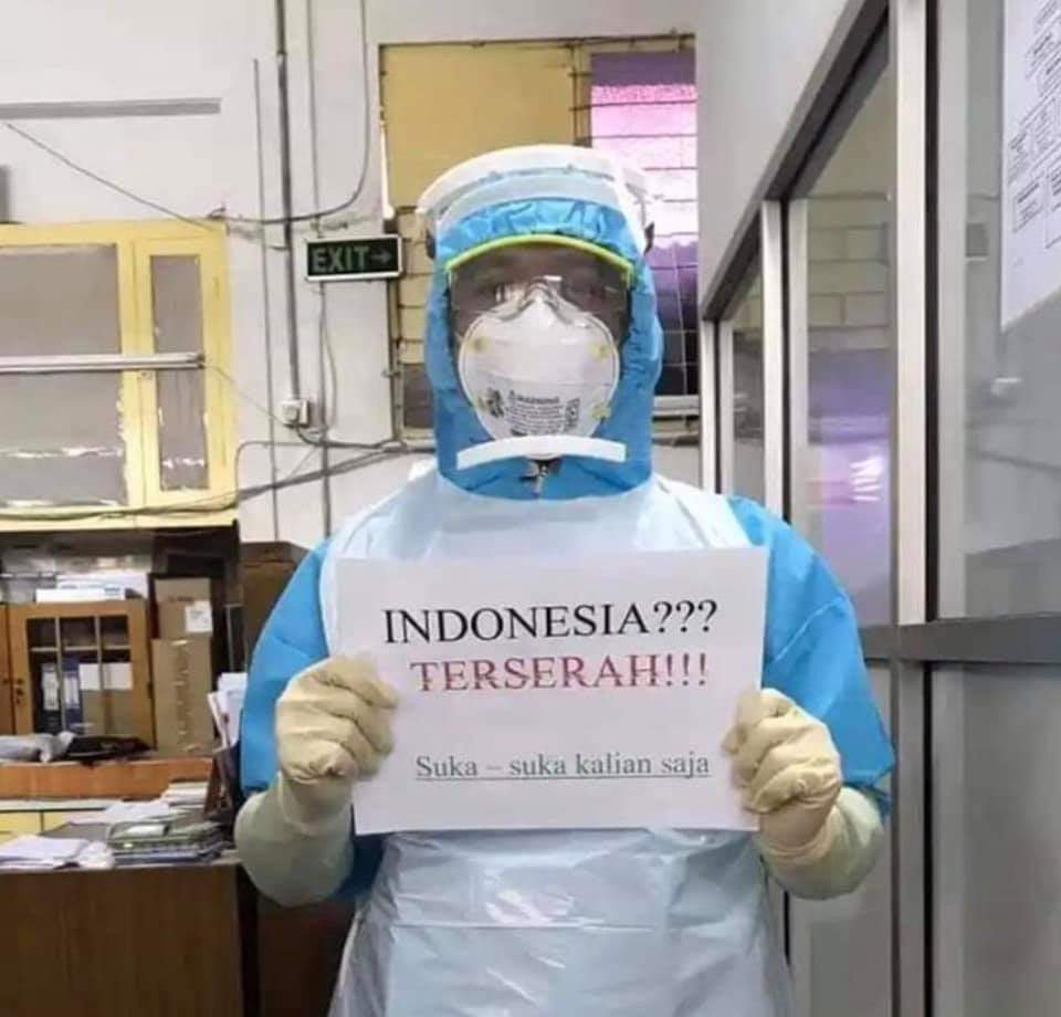 Rakyat harus terus bertahan, 
Biarkah pemerintah yang sudah hilang kesabaran menghadapi covid.
Ingat, bukan pemerintah yang bisa mempertahankan nyawa, tapi kita sendiri.