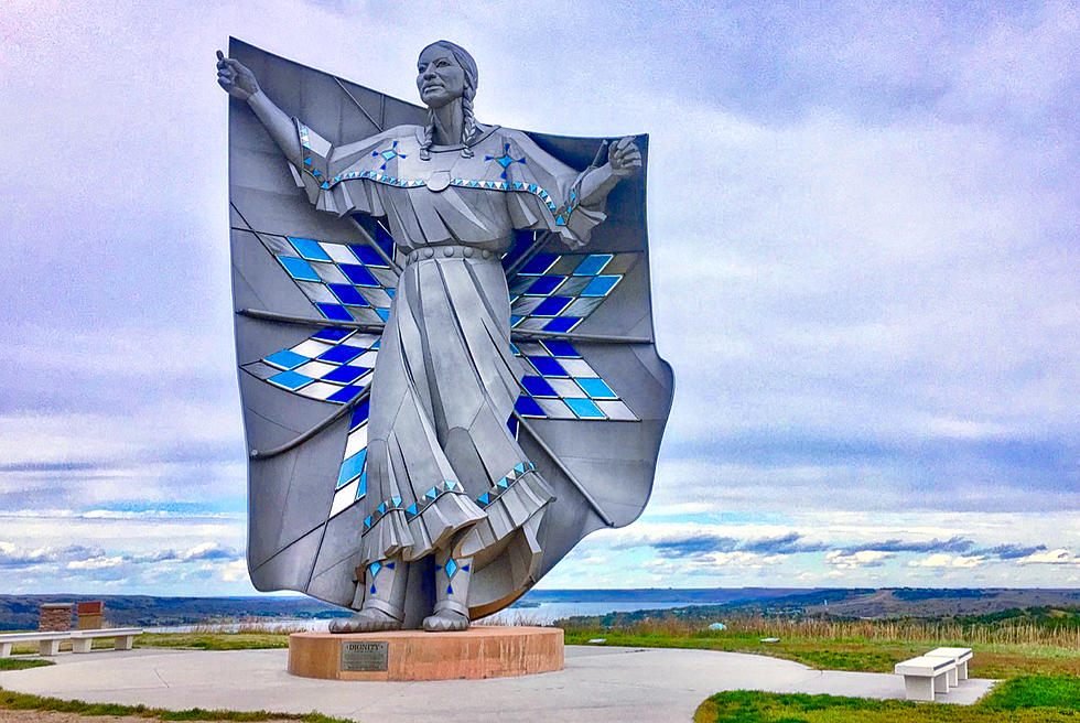 KatStaniford's tweet photo. So proud to be a woman of Sioux Nation ♥️ Super proud to have been raised by a strong Native woman! #NativeAmerican #mdewakantonsioux #Dignity #statue #SouthDakota #siouxnation #proudnative https://t.co/UHboETPHVz