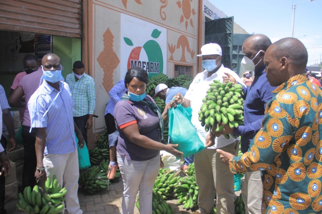 mofarmfresh's tweet photo. Earlier today our staff, led by our executive, distributed assorted items to our brothers and sisters who have been affected by the current economic situation. #kenya #mofarm #nairobi #covid19 #coronaviruskenya https://t.co/YWRMmB4QeB
