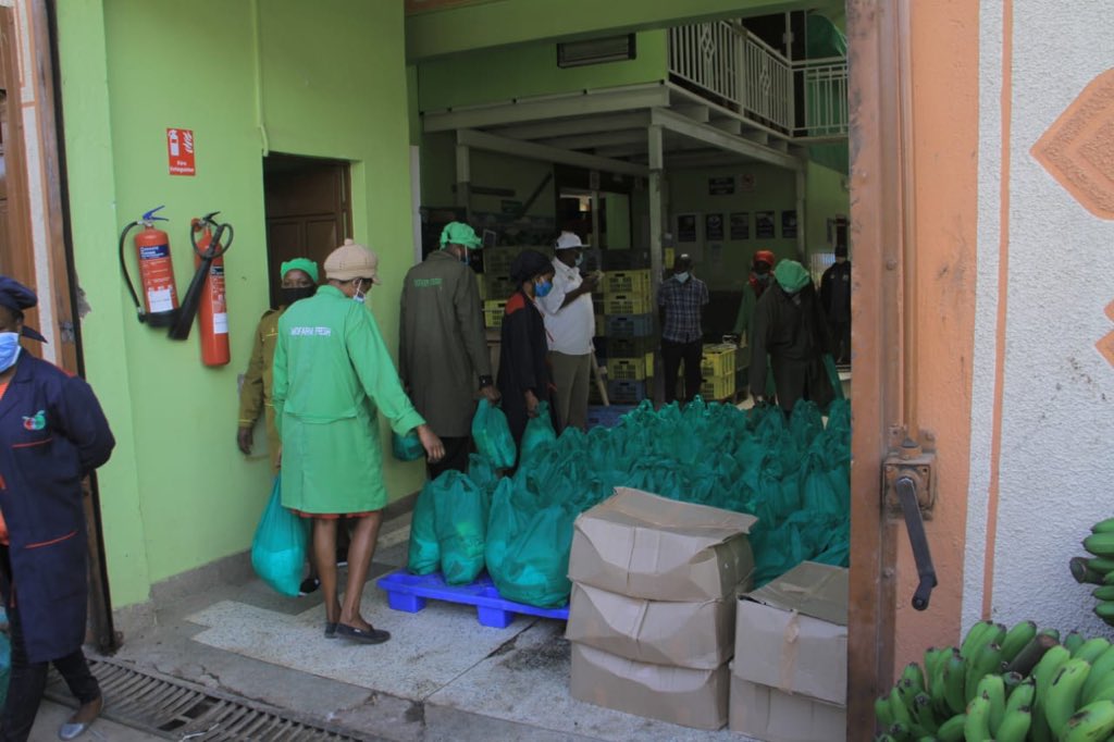 mofarmfresh's tweet photo. Earlier today our staff, led by our executive, distributed assorted items to our brothers and sisters who have been affected by the current economic situation. #kenya #mofarm #nairobi #covid19 #coronaviruskenya https://t.co/YWRMmB4QeB