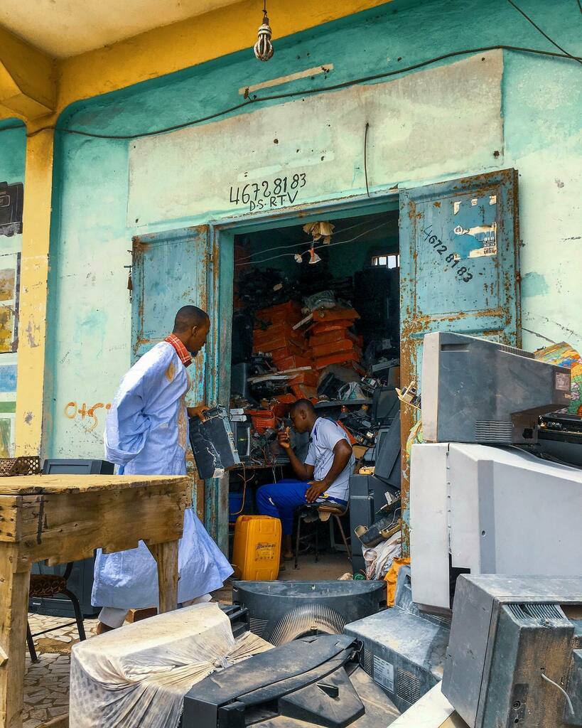 EverydayAfrica's tweet photo. tv repair shop .
•
•
•
Photo : @dcoreraphotography - Daouda Corera .
#tv #shop #repairshop #shotoniphone #vsco #vscocam #everydayafrica #everynouakchott #dcoreraphotography #nouakchott #mauritania https://t.co/qJ0vcqqybH