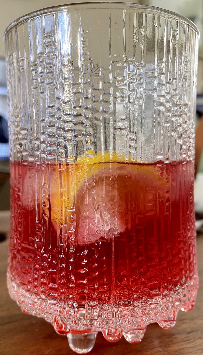 MarkFinLon's tweet image. Having a drink with @scousekarhu, seems to be going down well. #bombaybramble #ginandtonic @BombaySapphireB