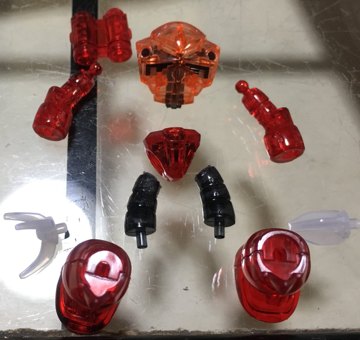 jun_mss's tweet photo. ミニガンプラ塗ってみる。
ドナーはズゴック。
胸のダクトから腿部までの黒いパーツは一体成型なので、各部でカット。 https://t.co/xQWfwEk90S