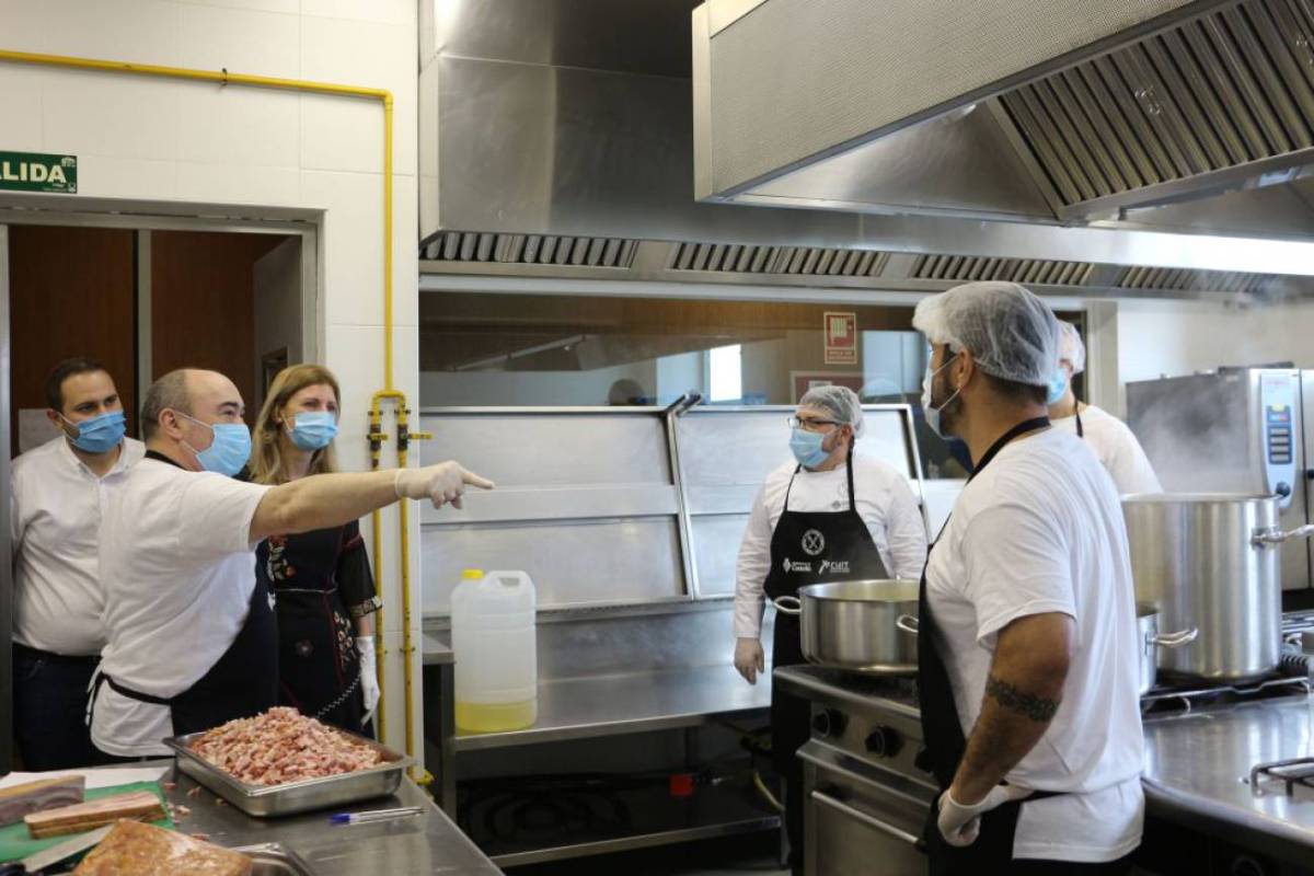 GHogar_'s tweet photo. Hoy en el blog hablamos de la gastronomía en tiempos de pandemia🆕

''Castellón reparte 400 menús solidarios en plena crisis de la covid-19''👩‍🍳

Consulta la entrada completa en nuestra web👇
➡️https://t.co/qQkRXFvuTk

#PeriodismeUJI
#TentacionesUJI https://t.co/VE71qzbm4u