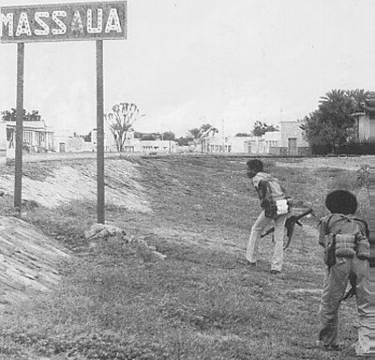 By the time a new influx of  #Eritrea|n refugees came to US, messaging had changed. Members worked multiple jobs, living 5 - 10 to an Apt. Sacrificing Scholarships & lively hoods to fund the struggle.In 1978, from brink of  #Eritrea|n liberation, everything collapsed.