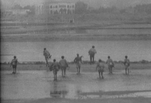 By the time a new influx of  #Eritrea|n refugees came to US, messaging had changed. Members worked multiple jobs, living 5 - 10 to an Apt. Sacrificing Scholarships & lively hoods to fund the struggle.In 1978, from brink of  #Eritrea|n liberation, everything collapsed.