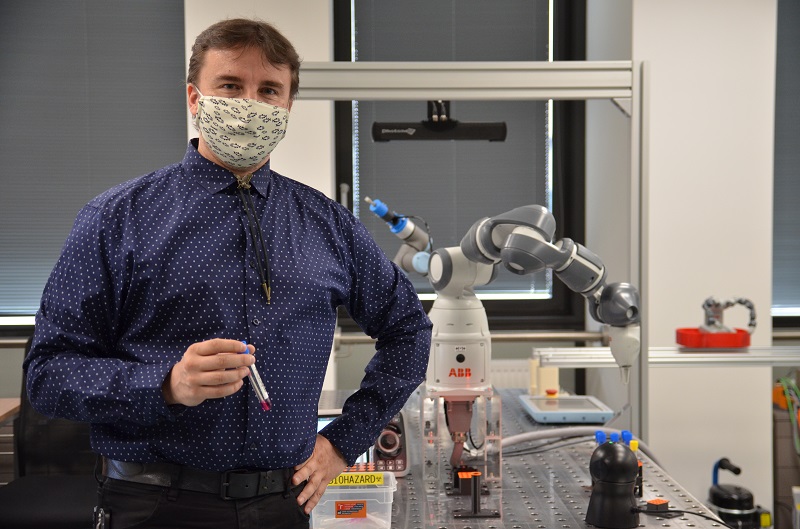 fsi_vut's tweet photo. Nové robotické pracoviště openTube pomůže s odebíráním vzorků. Laborant založí zkumavku, aktivuje systém, ostatní zařídí kolaborativní robot. Řešení pro #biohazard  laboratoře vzniklo na poptávku @FNBrno na Ústavu automatizace a informatiky FSI.
Více na https://t.co/nUbYtbvUm1 https://t.co/vb7Hzum1Ax