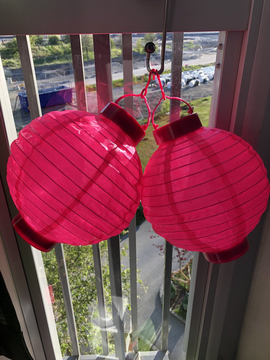LStgrd's tweet photo. Jag tror säkert att jag så småningom kommer kunna släppa tvånget att hänga rislamporna i solen #solcell https://t.co/ymJYaxAlTR