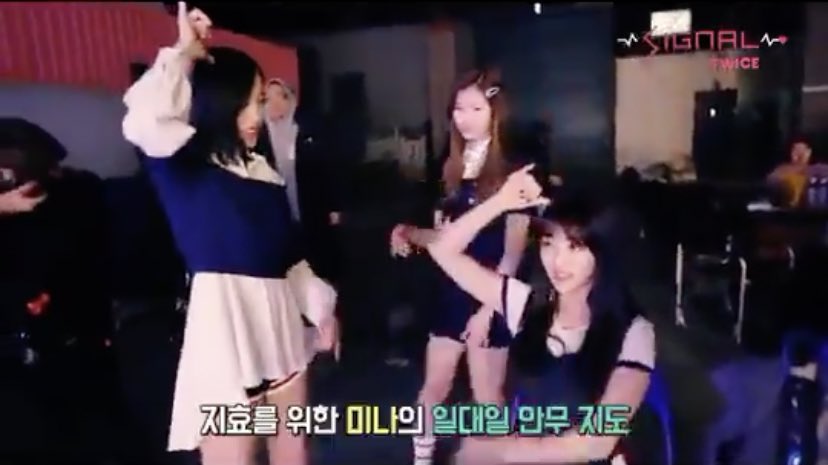 aftermyooui's tweet photo. mina was the one who constantly taught jihyo the new steps of signal after they changed it due to jihyo’s knee injury 
#3rdYearWithSIGNAL
#Signal3rdYear https://t.co/YFdtKXH8NZ