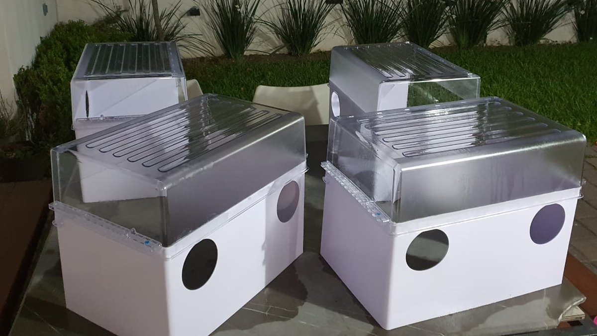 Un aerobox es un instrumento de protección para personal médico y de anestesiología. 
Médicos de #RespiraNL y de Querérato innovaron junto con <a href="/Mabe/">mabe</a> para dotar de esta herramienta a los hospitales del país.
#Mabe donó 1,000 para #NuevoLeón para ser distribuidos por #UNIRyDAR.