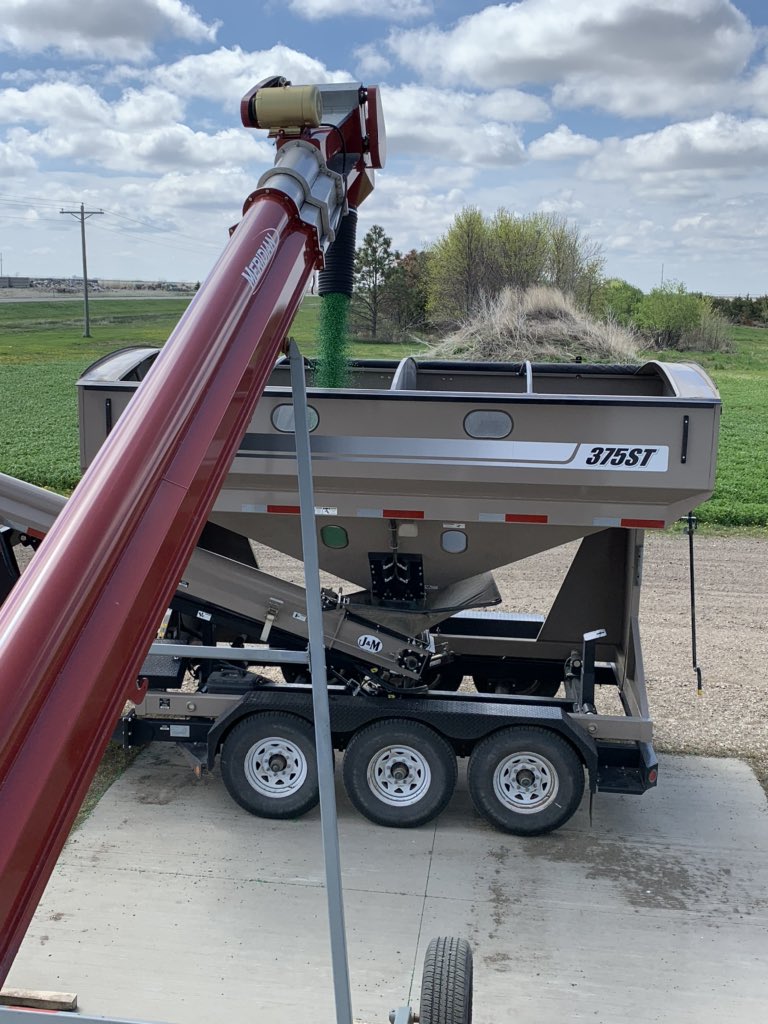 MarzahnAg's tweet photo. Finally some sun and a little heat! More beans out the door! @PioneerSeeds https://t.co/ZADZiX7iEI