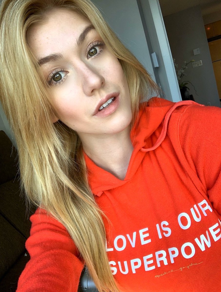 Samiqueen5's tweet photo. Kat in red 😍🔥💜 @Kat_McNamara https://t.co/cg47lQ46Et