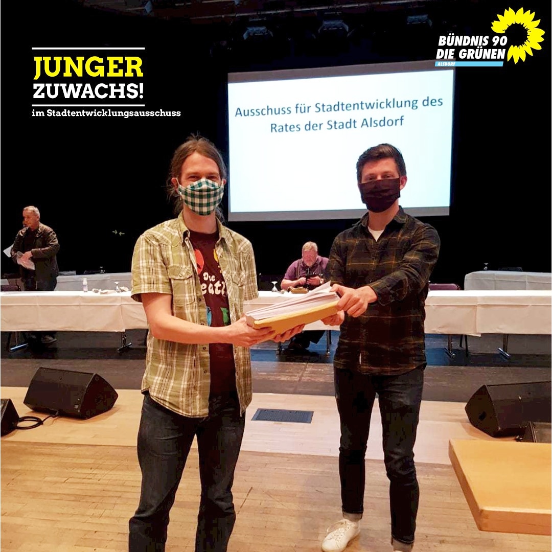 In der letzten Sitzung des Ausschusses für Stadtentwicklung des Rates der Stadt Alsdorf wurde <a href="/jan_jpt/">Jan van Oche</a> zum Stellvertreter von Thomas Hermanns vereidigt. In beratender Funktion wird er zukünftig unsere Fraktion verstärken.

Herzlich Willkommen 😊🌻 #alsdorf pic.x.com/zVXfcsFm8n