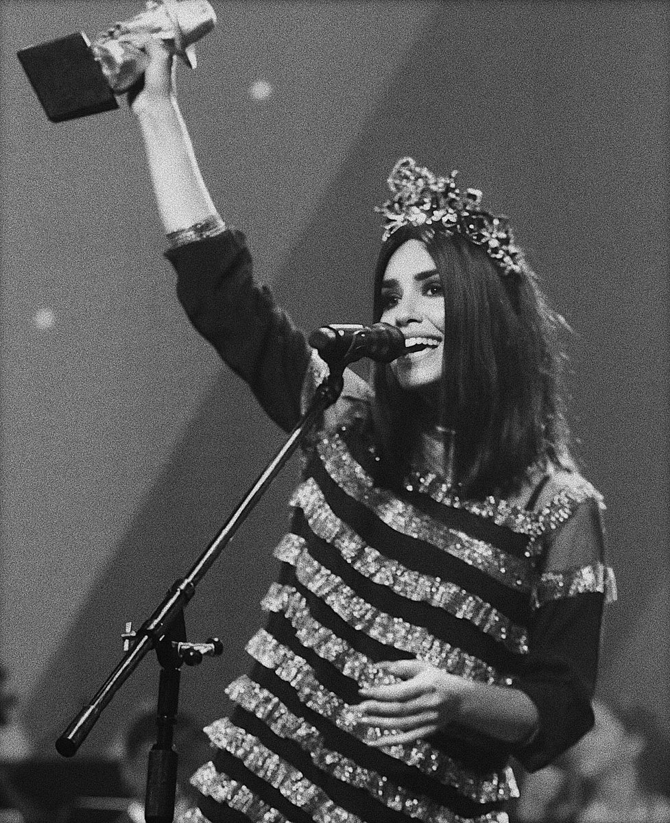 EquipoLalita's tweet photo. Hace 1 año, 14.05.2019 fueron los Premios Gardel.
- Canción del año: Sin querer queriendo.
- Mejor álbum artista femenina pop: Lali.
- Mejor diseño de portada: Brava.
❤🇦🇷🎉 https://t.co/9QoRdbw89M