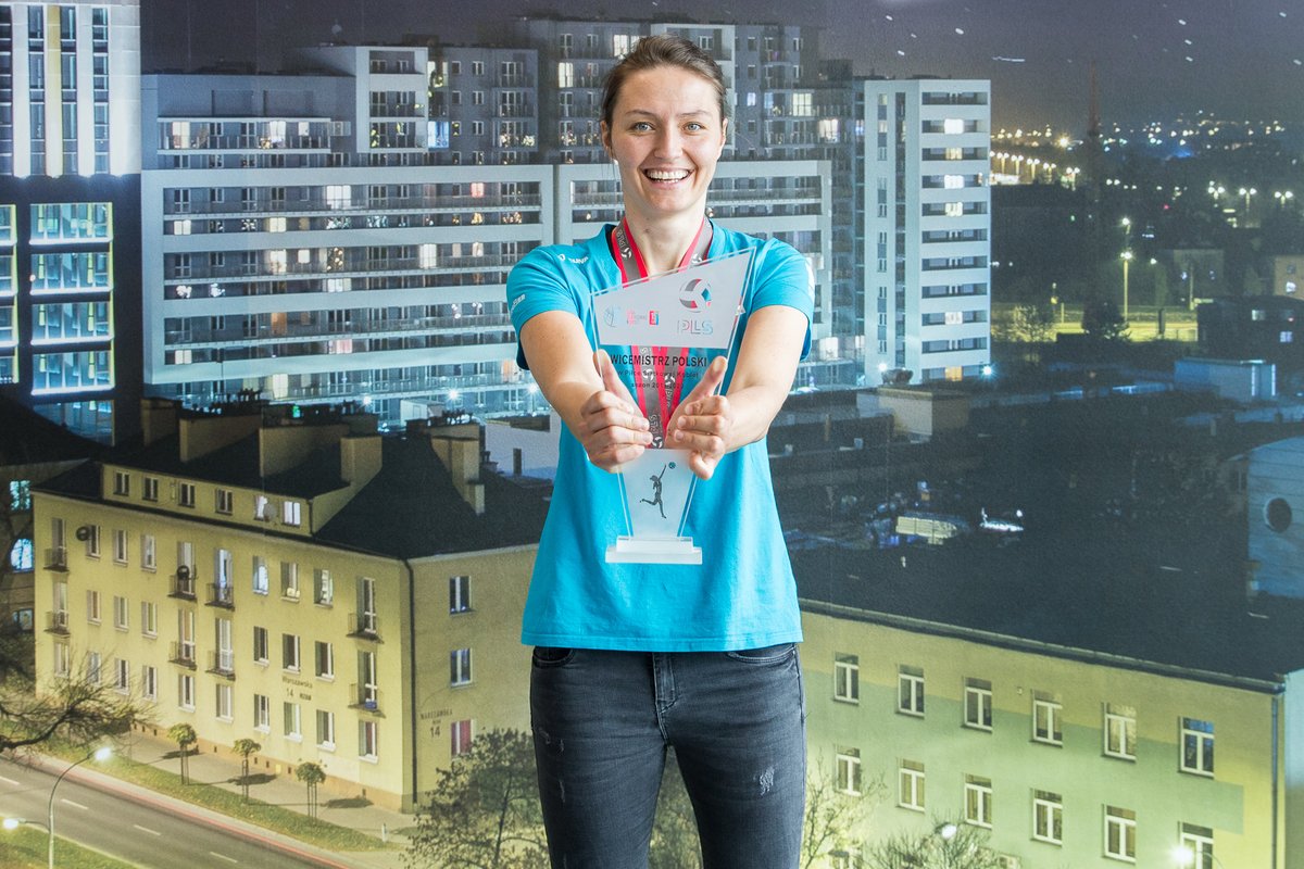 DevelopresBiuro's tweet photo. W siedzibie firmy DevelopRes na 12 piętrze biurowca SkyRes mieliśmy przyjemność odebrać pierwsze historyczne srebrne medale Mistrzostw Polski Ligi Siatkówki Kobiet 2019/2020 🥈

JESTEŚMY WICEMISTRZAMI POLSKI 🔝

Zapraszamy do artykułu ⬇️
https://t.co/IhM7YTfJmH https://t.co/C1URioPBPl