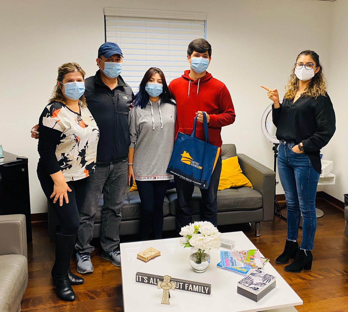 MetroHomesDMV's tweet photo. #anotheroneclosed #cacereshomes #realestateinvesting #realestatehomes #realtorfamily #clientfamily #farmpurchase #varealtor #metrohomesdmv #dreamteam #realestateteam #togetherwecan #alonetogether @Demo1492 Carlos Caraballo 2026790006 or @patriciac1967 Patricia Caceres 5718394785 https://t.co/x0IKcU32J9