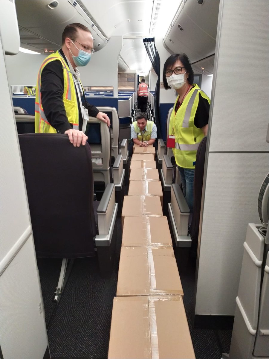 Ed_Y008's tweet photo. Great job to Team HKG for the first Cargo in Cabin ops!! Looking forward to us continuing to fill the planes!! Thank you Teresa for your leadership &amp; coordination. @weareunited @DJKinzelman @sam_shinohara @tng1213 #beingunited https://t.co/bVOchSMKYj