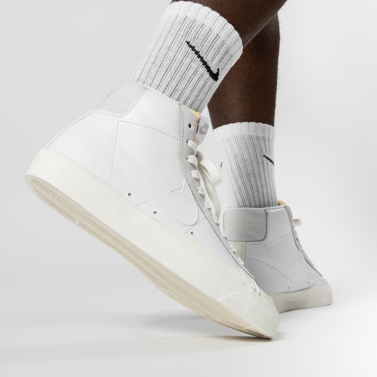 KicksDealsCA's tweet photo. A ridiculously clean pair that is sure to add to any fit, you won't want to overlook the new "Platinum Tint" Nike Blazer Mid '77 Vintage that can still be had from Nike CA for $135! https://t.co/Qv2AUb3mJk https://t.co/wNIUS1Uwp3