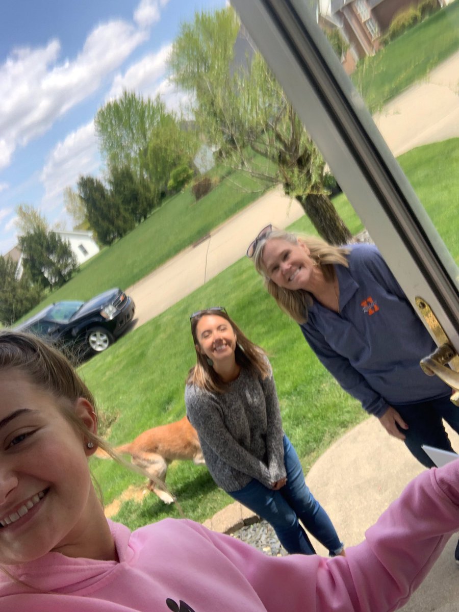 BeAnnYounker's tweet photo. The positive outreach and kindness you extended to @kennedy_younker is the essence of awesome teachers like you❤️Thankyou for absolutely making all the difference🎓🧡💙#HHSRocks @HHSPrincipal10 @GloriaGrigsby2 https://t.co/m1ElA6VdX7