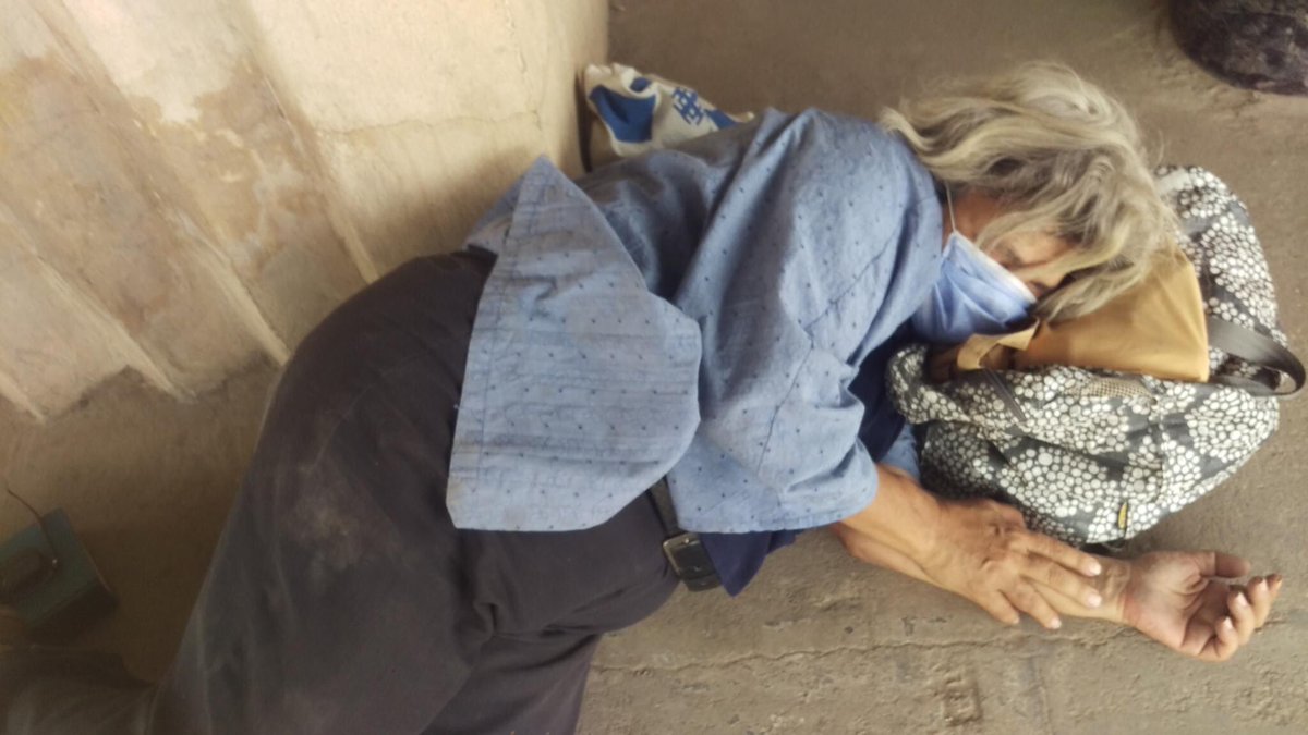 صورة الدكتورة ليلى سويف والدة علاء عبد الفتاح وهى مستنيه تدخل حاجات لأبنها قفلت يومى خلاص  💔💔

إن العدل أقل تكلفة من الظلم والأمن أقل كلفة من الحرب