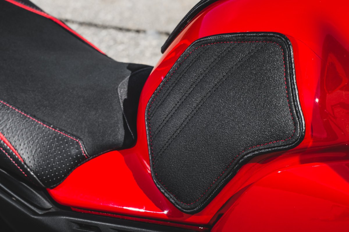 Luimoto's tweet photo. Happiness isn't around the corner, its in the corner.
#Luimoto #AreYouSittingComfortably #MotorcycleSeat #Motorcycles #Bikes #Ducati #BMW #Triumph #Harley #KTM #Honda #MotoGuzzi #Kawasaki #Indian #TankPad #MotoGP #LuimotoSeatCover #LuimotoTankLeaf #TankGrip https://t.co/K4Y9TlTtcQ